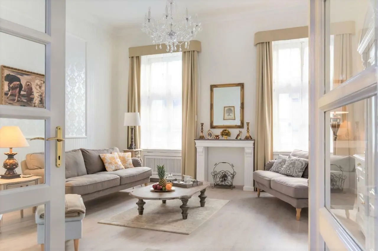 Chestnut & Eliza Suites Budapest Apartment